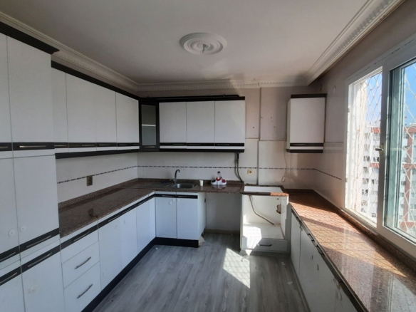 Bulvarda sitede kapalı mutafk doğalgazlı 3+1 satılık