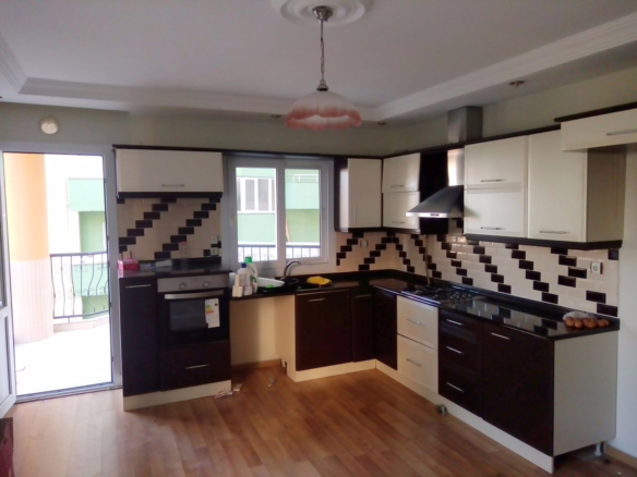 KURTTEPE METRO İSTASYONUNA YAKIN DOĞALGAZLI 4+1 SATILIK DAİRE