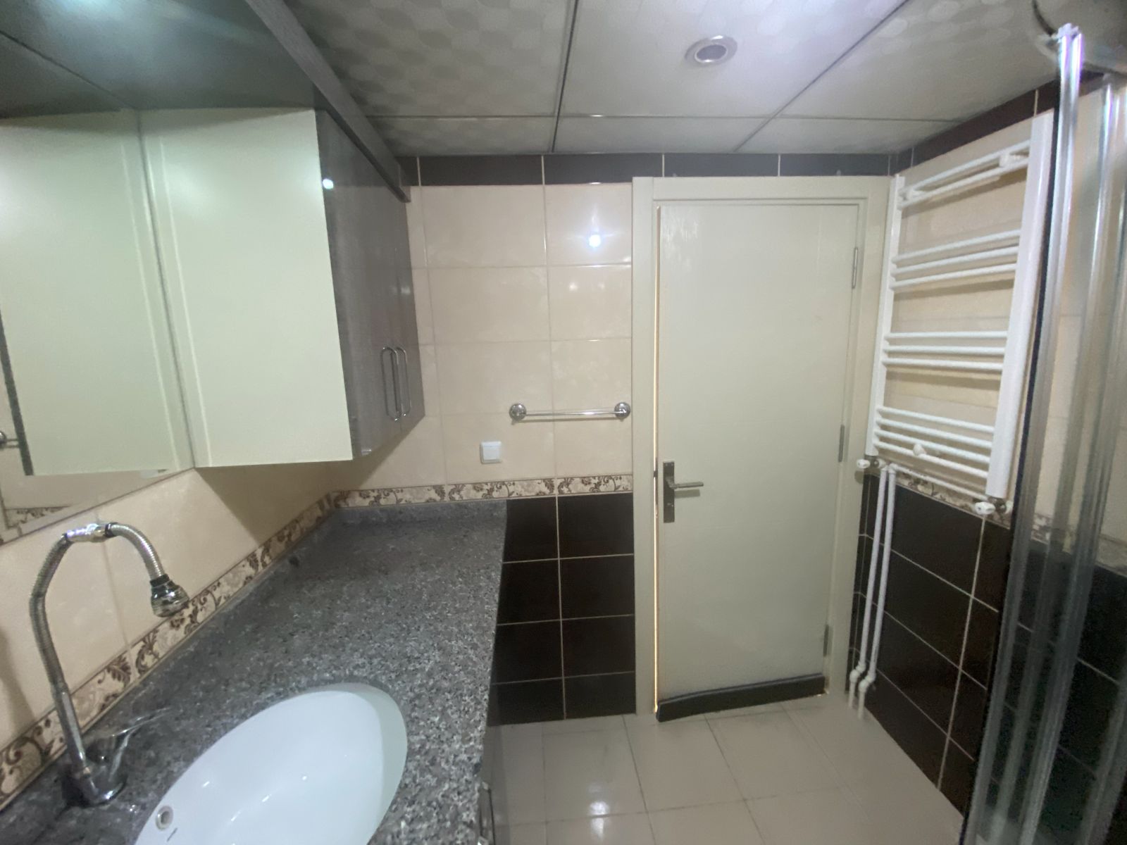 Çukurova belediye evleri özcanpark sitesi B blok 1 kat kiralık 4+1 daire 48 Adana çukurova Belediye evlerinde bulvarda doğalgazlı 4+1 kiralık daire