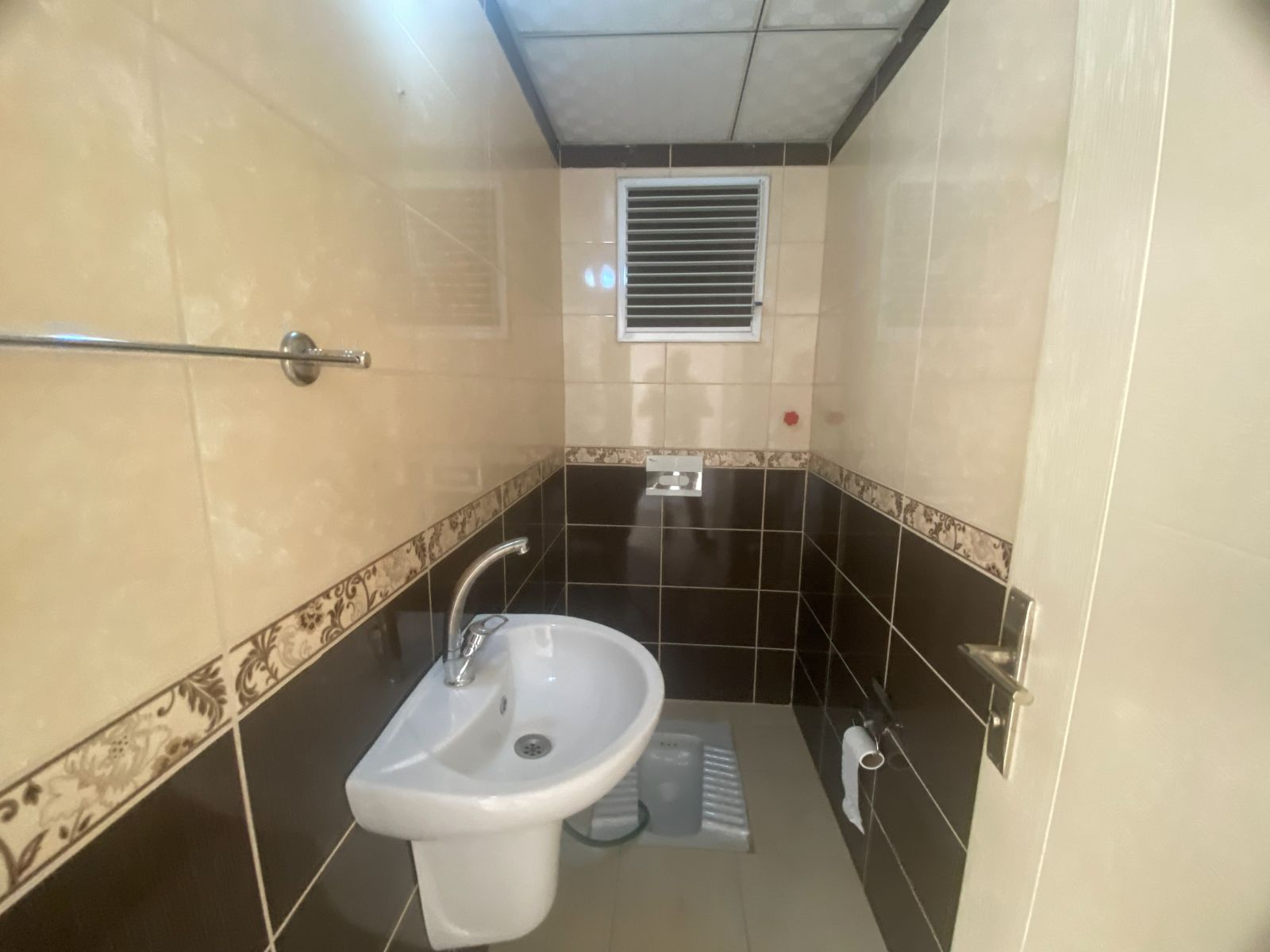 Çukurova belediye evleri özcanpark sitesi B blok 1 kat kiralık 4+1 daire 53 Adana çukurova Belediye evlerinde bulvarda doğalgazlı 4+1 kiralık daire